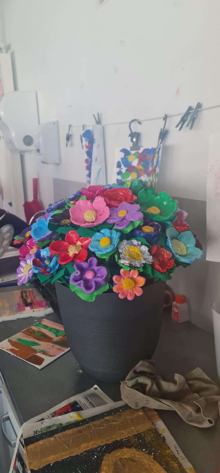 Bouquet de fleurs créées par les élèves de Cm1 et 4e Avenir pour le retour de l’infirmière