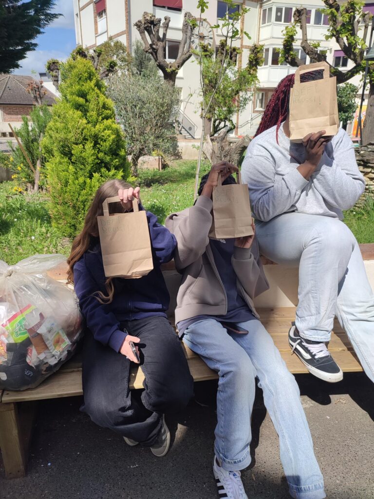 Défi réussi ! Bravo aux élèves de Cap qui ont relevé le défi proposé par la 1ere Agora : 6 kg de déchets ramassés dans le parc en 45 minutes. L’occasion d’échanger sur la biodiversité, le respect de l’environnement, des personnes et la transmission aux plus jeunes. Un geste écocitoyen pour la planète.