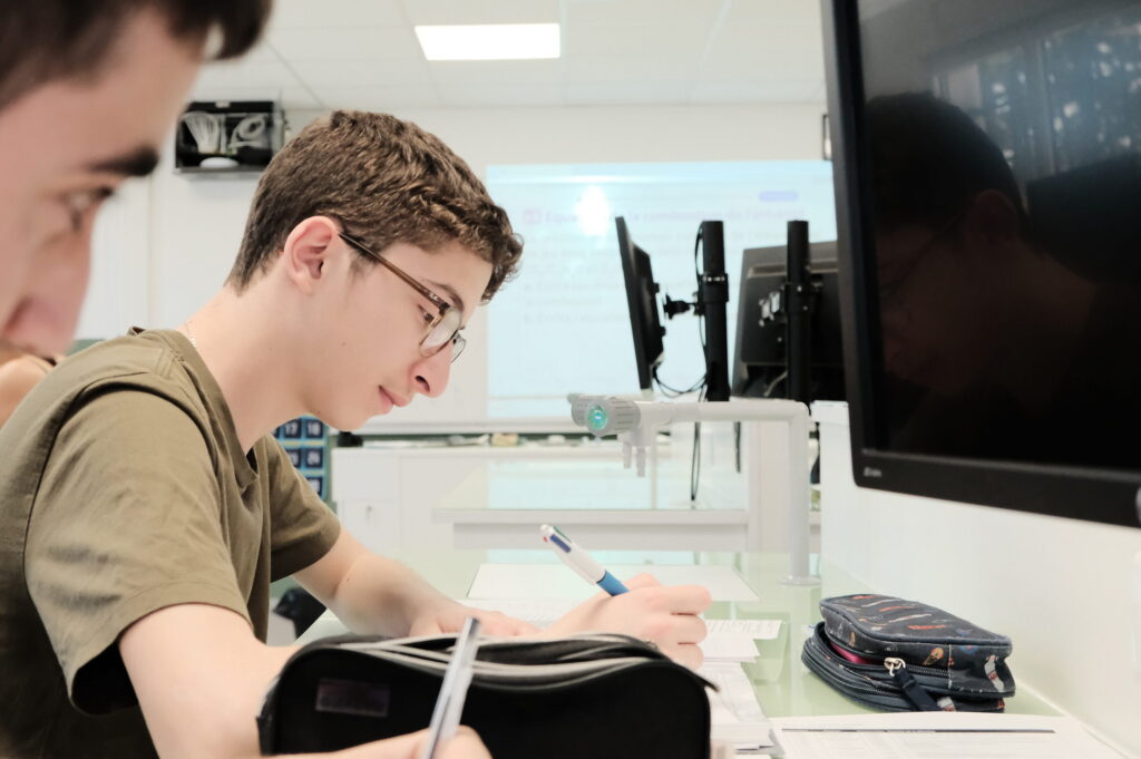 Élèves de 1re générale en laboratoire