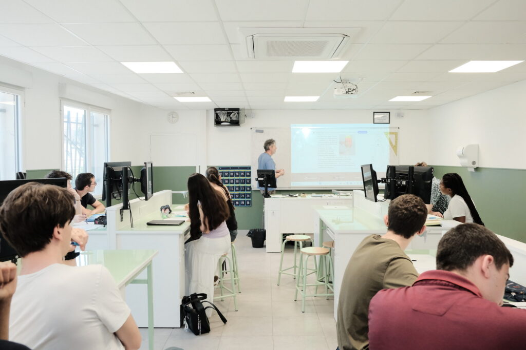 Élèves de 1re générale en laboratoire