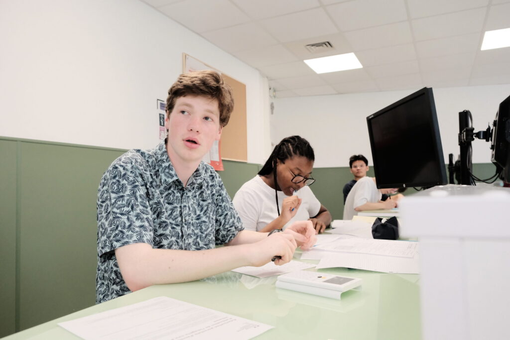Élèves de 1re générale en laboratoire