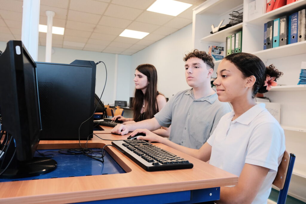 Élèves du lycée professionnel en salle informatique