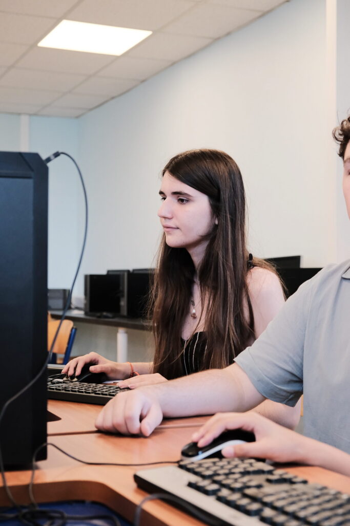 Élèves du lycée professionnel en salle informatique