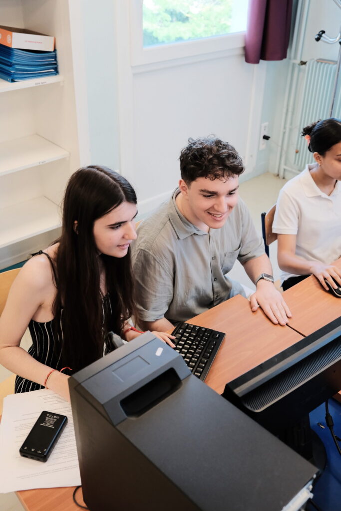 Élèves du lycée professionnel en salle informatique