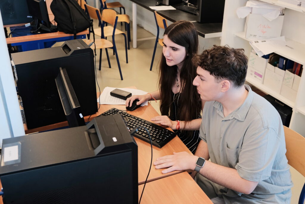Élèves du lycée professionnel en salle informatique