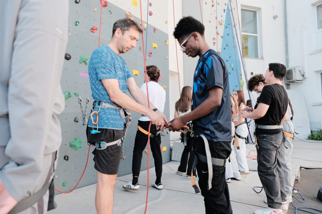 Élèves de 1re STMG au mur d'escalade