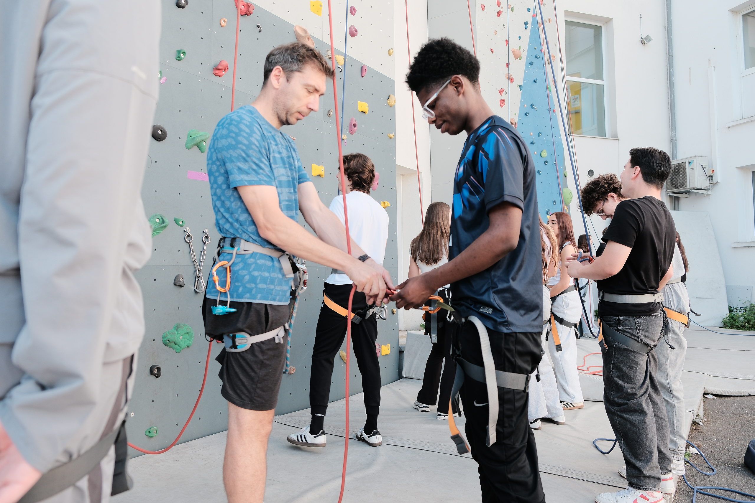 Élèves de 1re STMG au mur d'escalade