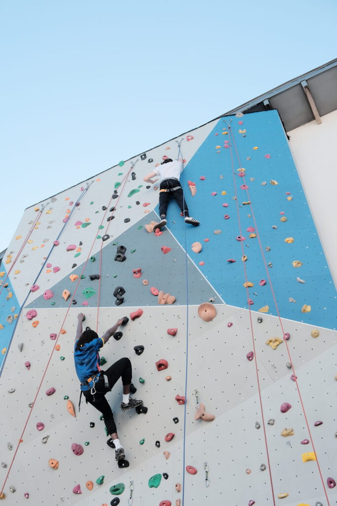 Élèves de 1re STMG au mur d'escalade