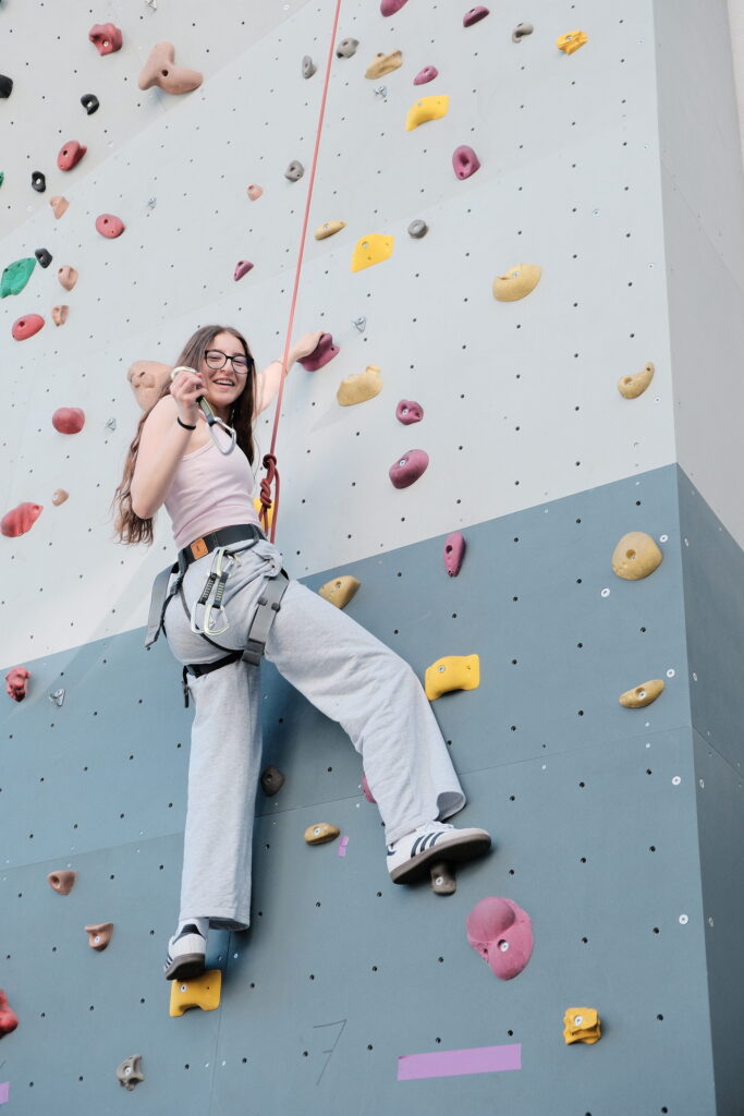 Élèves de 1re STMG au mur d'escalade