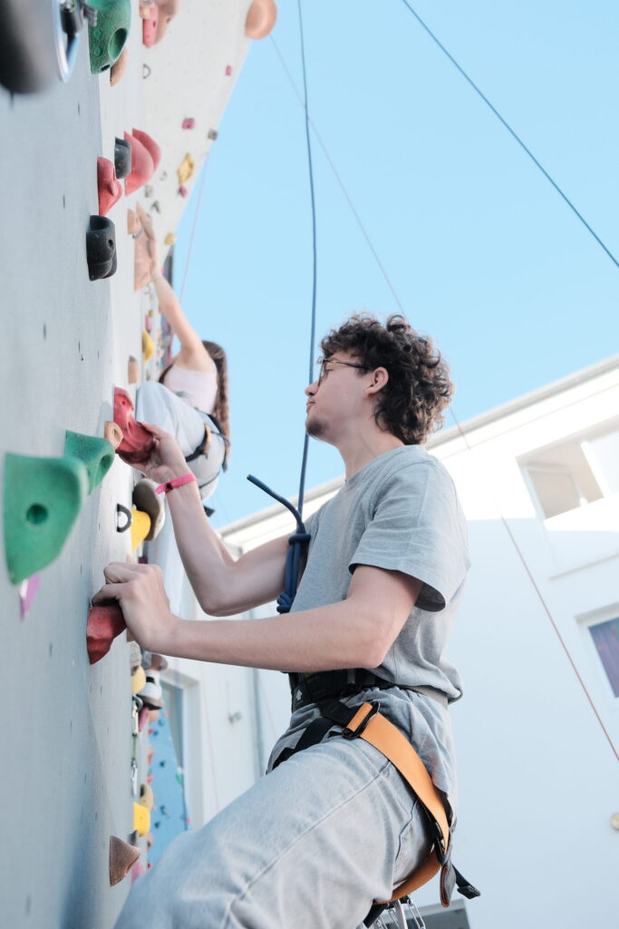 Élèves de 1re STMG au mur d'escalade