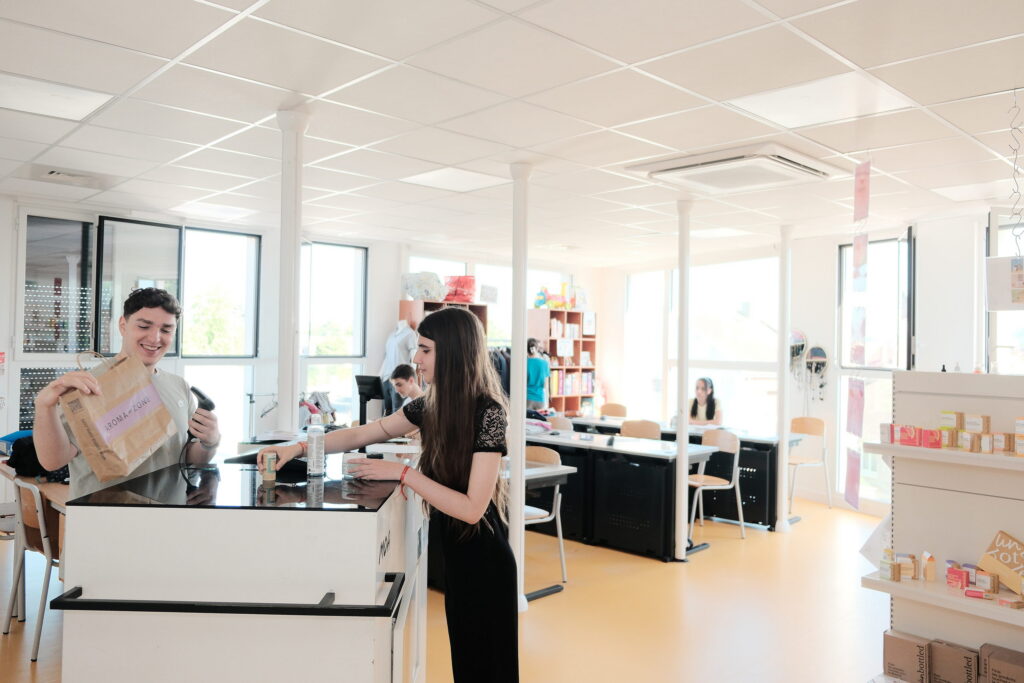 Élèves au magasin pédagogique du lycée professionnel