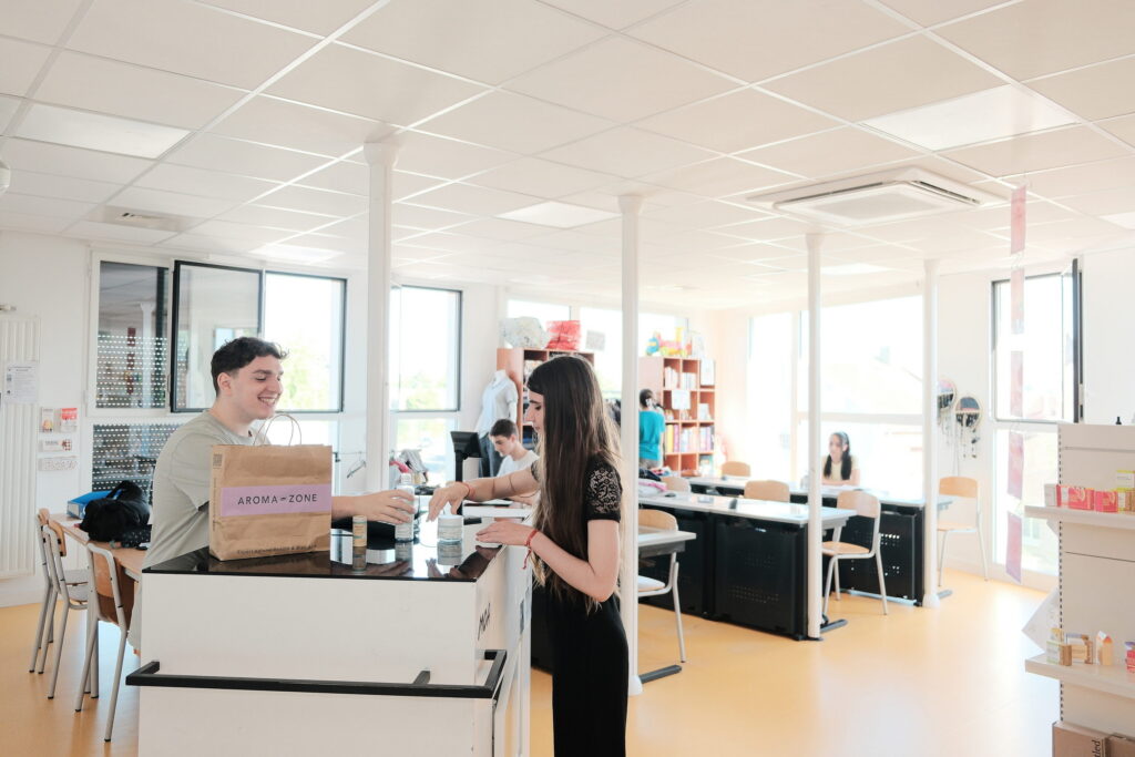 Élèves au magasin pédagogique du lycée professionnel