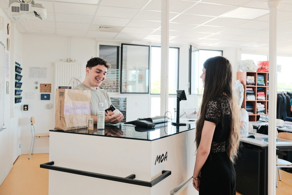 Élèves de CAP au magasin pédagogique
