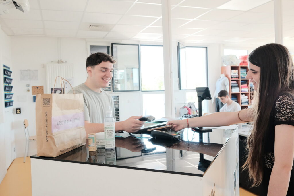 Élèves de CAP au magasin pédagogique