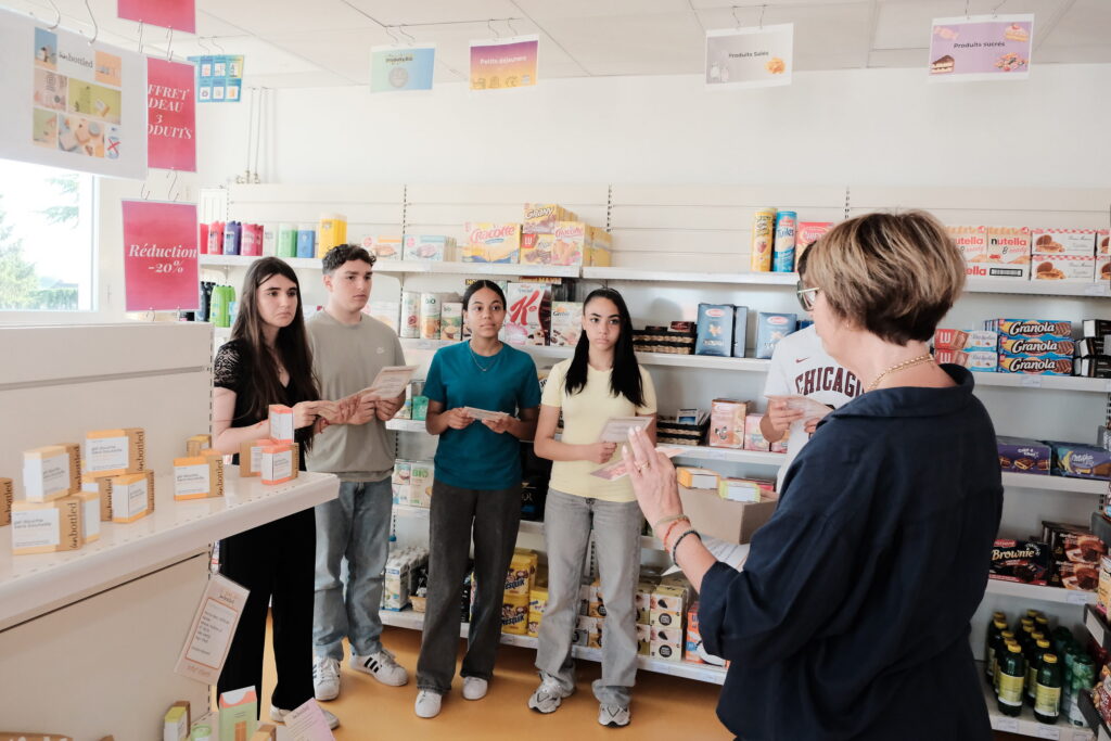 Élèves de CAP au magasin pédagogique