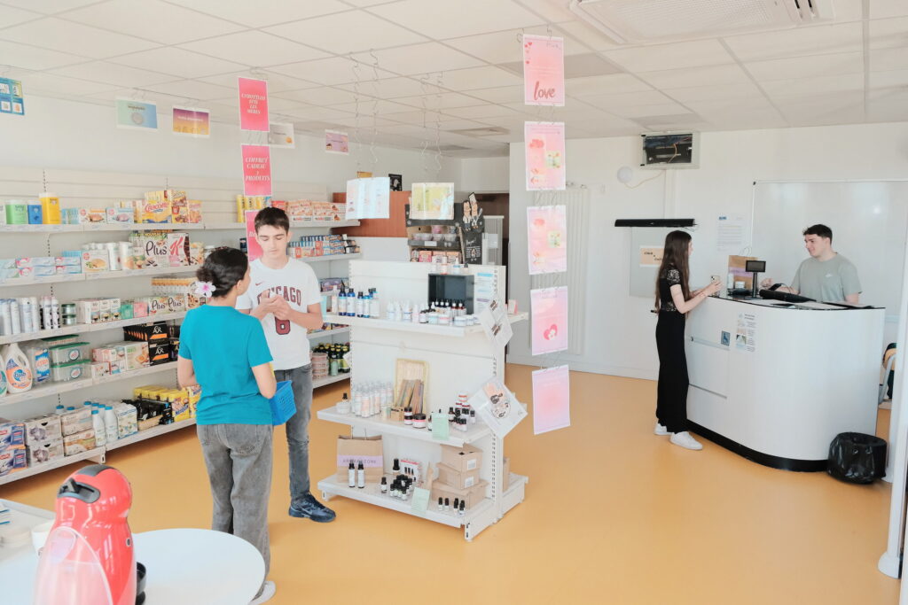 Élèves de CAP au magasin pédagogique