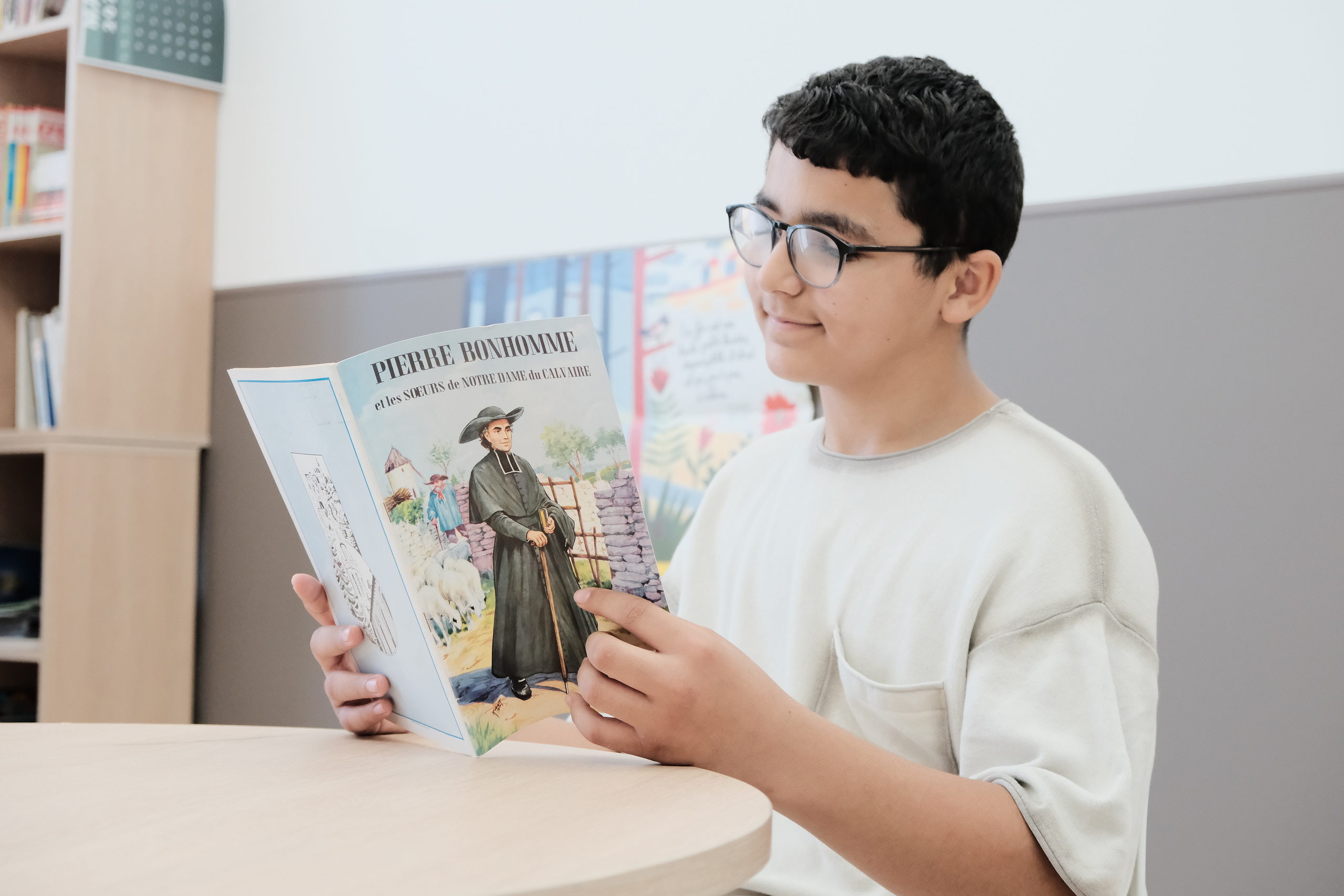 Collégien lisant dans la salle de pastorale