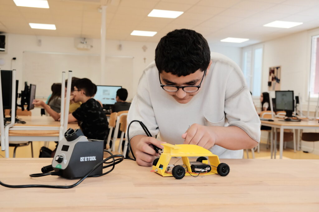 Collégien en technologie