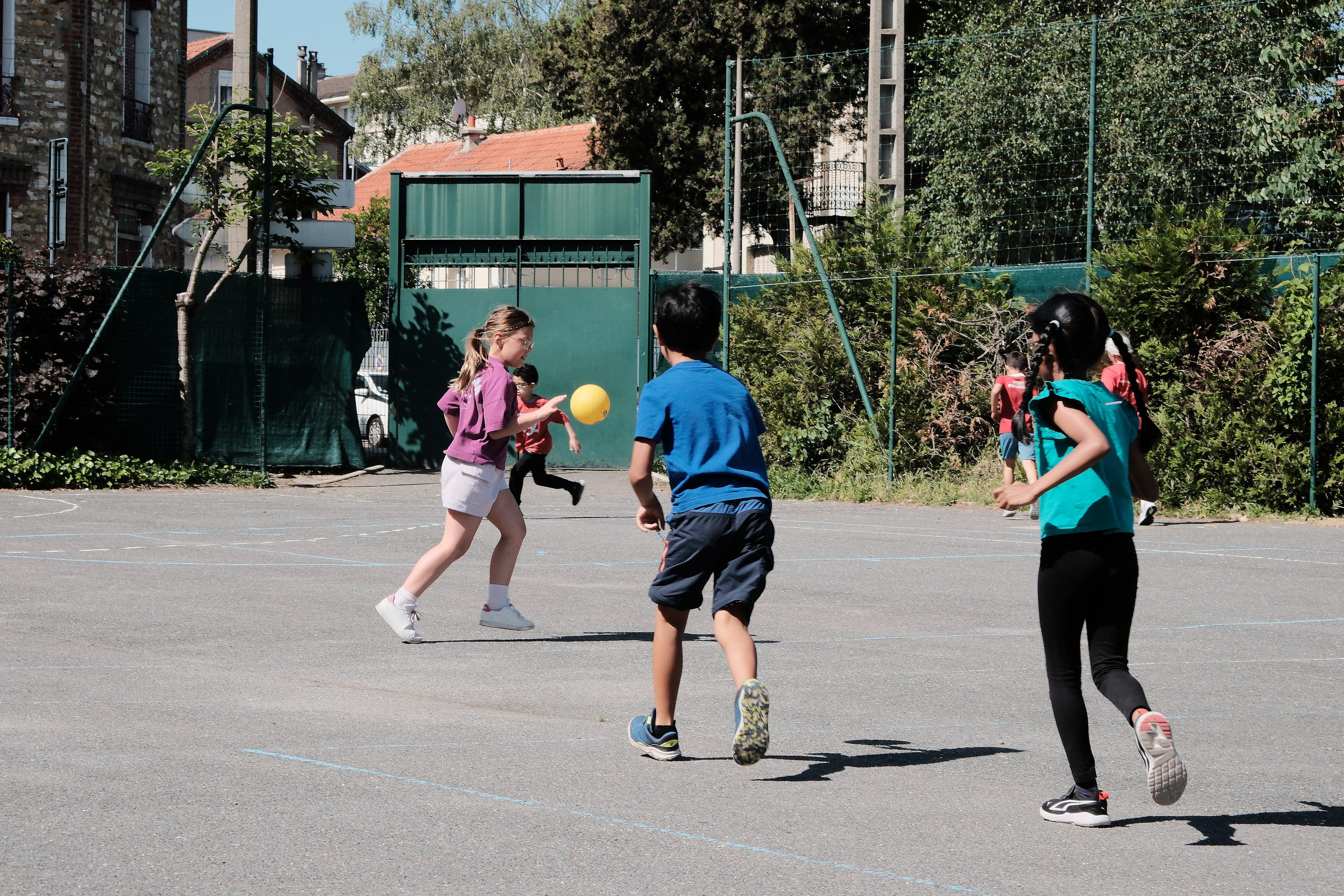 Élèves de l'école en activité sportive
